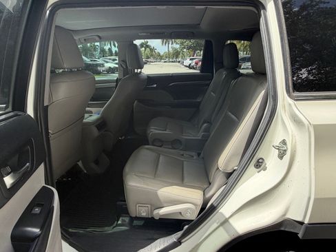 Used 2019 Toyota Highlander Limited Platinum AWD/4WD image 17