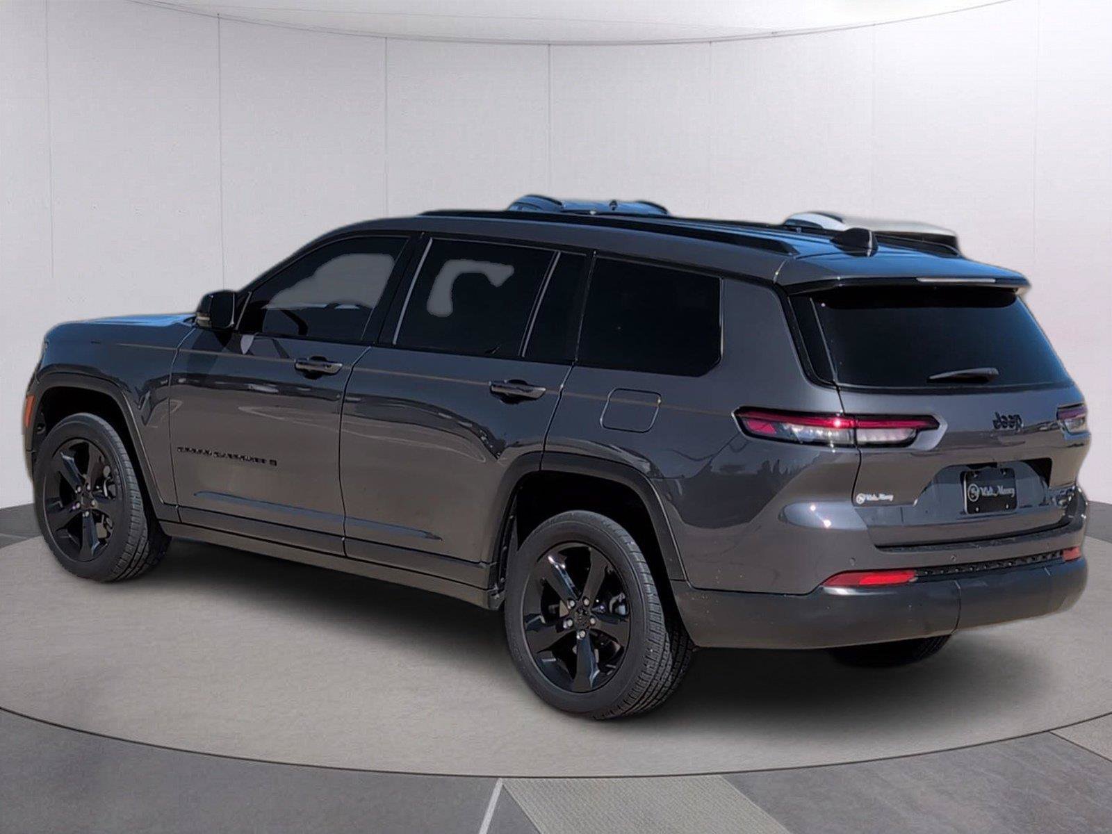 Used 2024 Jeep Grand Cherokee L Limited w/ Black Appearance Package RWD image 3