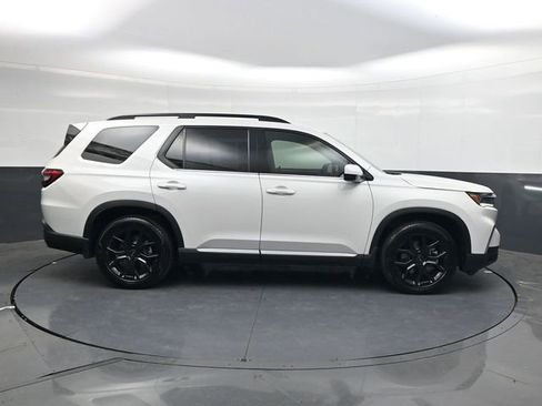 Used 2025 Honda Pilot Touring image 3