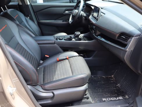 Used 2025 Nissan Rogue SV AWD/4WD image 16
