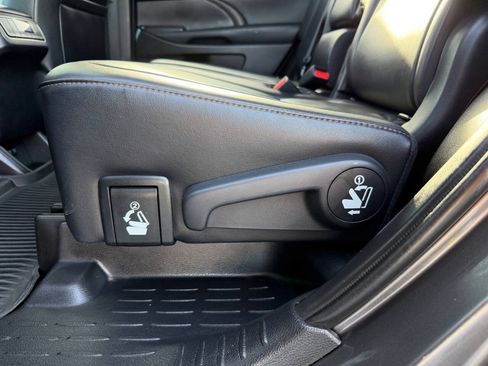 Used 2019 Toyota Highlander XLE AWD/4WD image 28