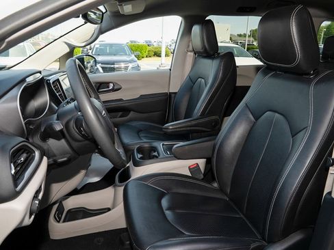 Used 2024 Chrysler Pacifica Touring-L image 11