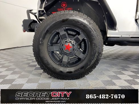 Used 2018 Jeep Wrangler Unlimited Sahara w/ Connectivity Group image 9