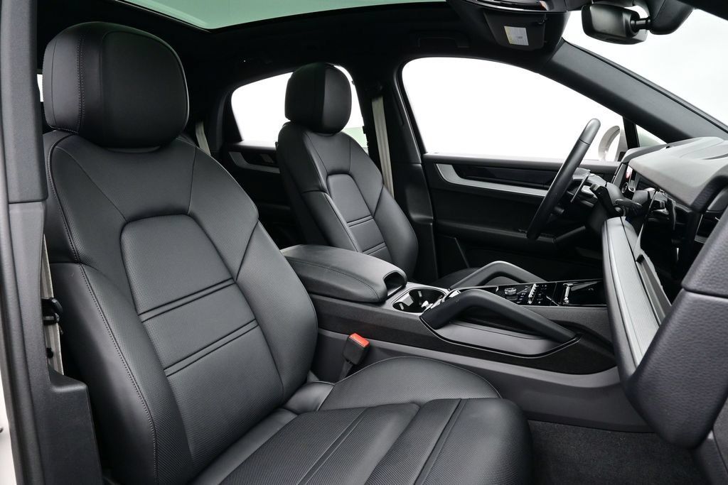 Certified 2024 Porsche Cayenne Coupe AWD/4WD image 18