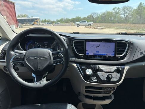 Used 2022 Chrysler Pacifica Touring-L image 11