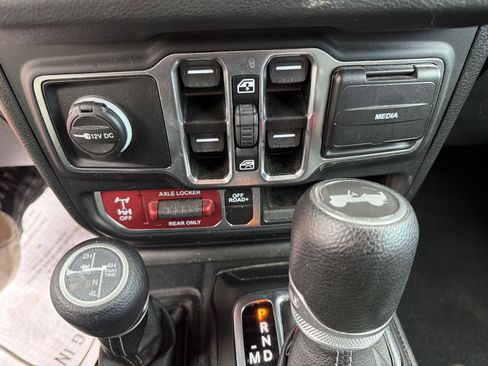Used 2024 Jeep Wrangler Unlimited AWD/4WD image 17