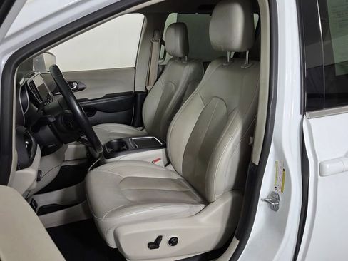 Used 2021 Chrysler Pacifica Touring-L FWD image 15