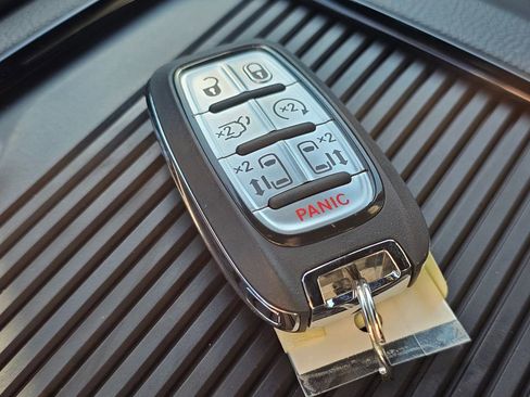 New 2026 Chrysler Pacifica Limited w/ Uconnect Theater Family Group image 27