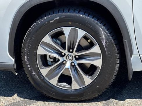 Used 2022 Toyota Highlander XLE AWD/4WD image 47