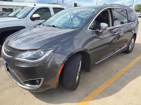 Used 2019 Chrysler Pacifica Limited FWD image 1