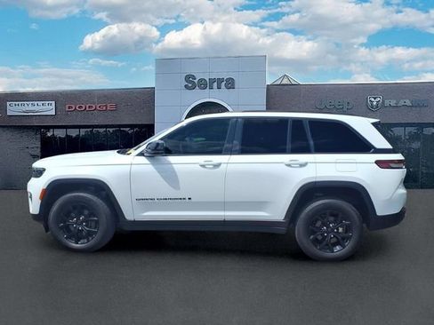 Used 2024 Jeep Grand Cherokee Altitude AWD/4WD image 4