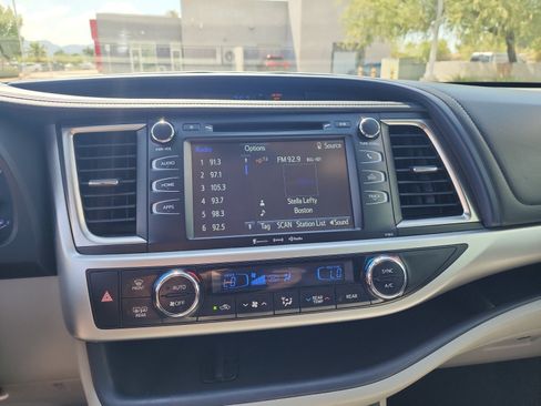 Used 2019 Toyota Highlander Plus AWD/4WD image 12