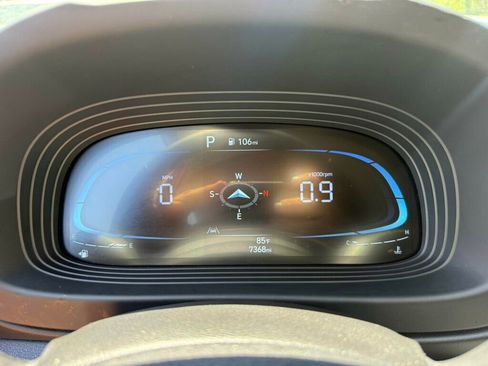 Used 2025 Hyundai Venue Limited FWD image 3