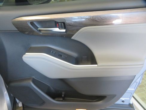 Used 2021 Toyota Highlander Platinum FWD image 31