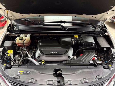 Used 2018 Chrysler Pacifica Limited w/ Tire & Wheel Group FWD image 35