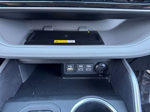 Used 2023 Toyota Highlander XLE AWD/4WD image 23