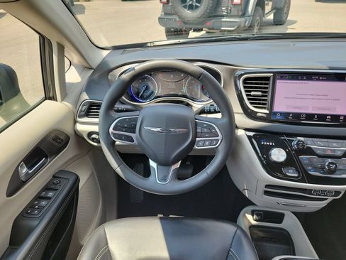 Used 2023 Chrysler Pacifica Touring-L FWD image 11