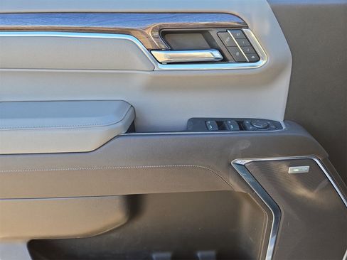 Used 2022 Chevrolet Silverado 1500 LTZ w/ Z71 Off-Road Package image 15