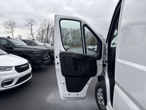 New 2025 RAM ProMaster 2500 w/ Quick Order Package 22G SLT image 13