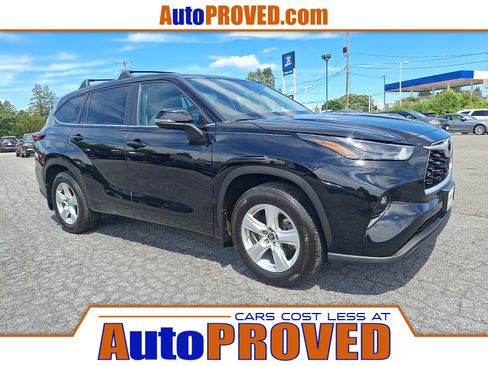 Used 2024 Toyota Highlander LE AWD/4WD image 1