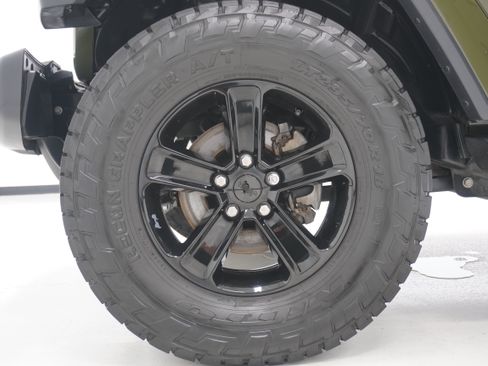 Used 2021 Jeep Wrangler Unlimited Sahara AWD/4WD image 32