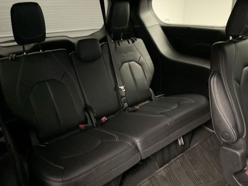 Used 2022 Chrysler Pacifica Touring-L w/ Uconnect Theater Family Group image 32