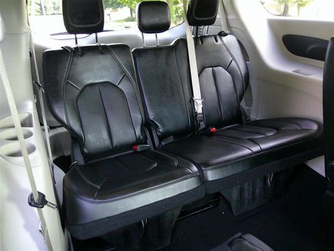 Used 2023 Chrysler Pacifica Touring-L FWD image 20