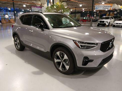 Used 2026 Volvo XC40 B5 Plus AWD/4WD image 1