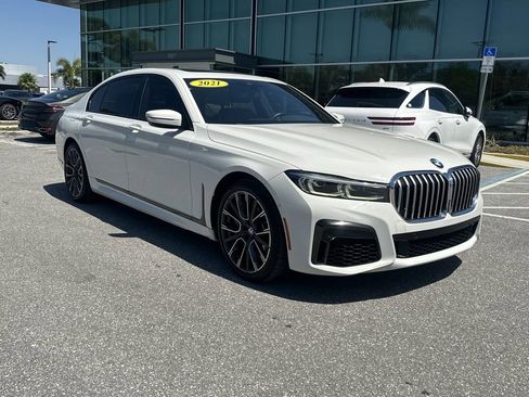 Used 2021 BMW 740i w/ M Sport Package RWD image 4