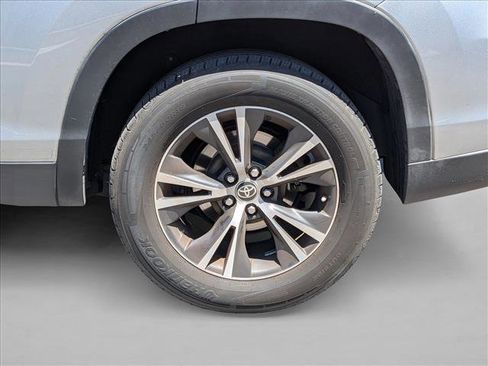 Used 2019 Toyota Highlander LE FWD image 3