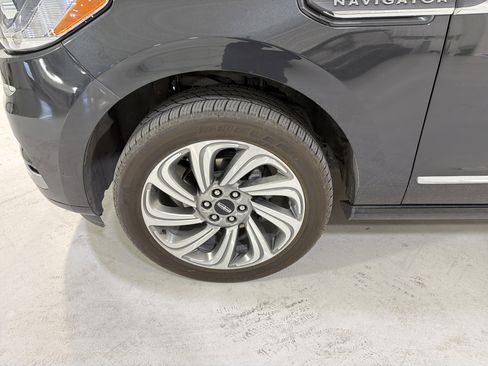 Used 2022 Lincoln Navigator 4WD image 9