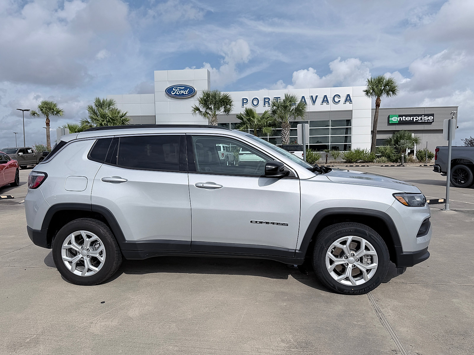 Used 2024 Jeep Compass Latitude AWD/4WD image 8