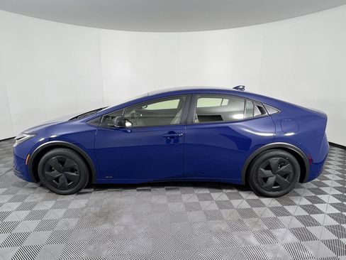 Used 2025 Toyota Prius LE AWD/4WD image 9