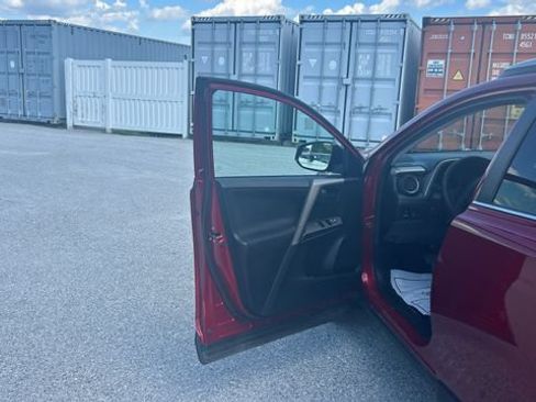 Used 2018 Toyota RAV4 LE AWD/4WD image 12