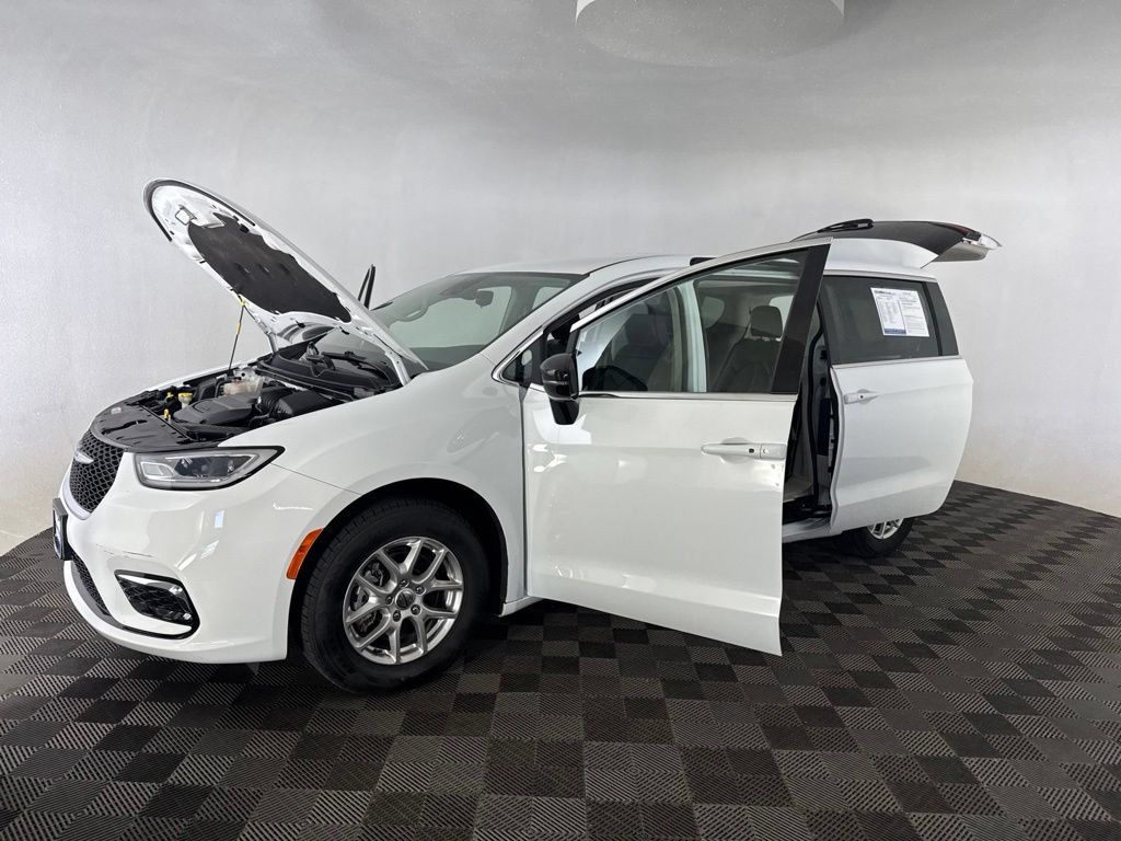 Used 2024 Chrysler Pacifica Touring-L FWD image 11
