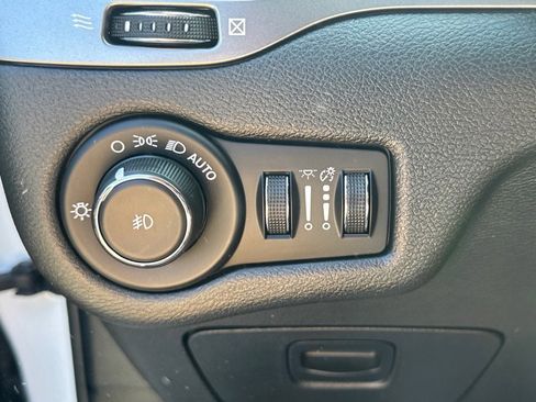 Used 2019 Jeep Cherokee Latitude Plus w/ Cold Weather Group image 15