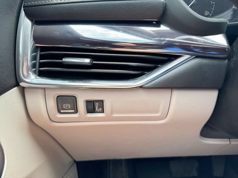 Used 2021 Cadillac XT4 Luxury w/ Cold Weather Package FWD image 18