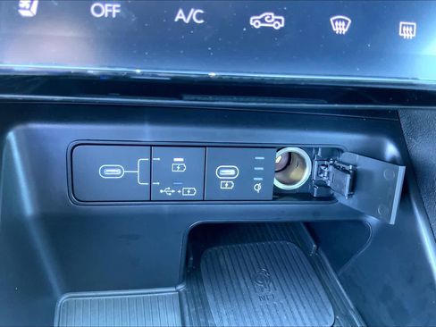 Used 2025 Hyundai Santa Cruz Limited AWD/4WD image 32