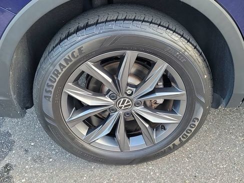 Certified 2023 Volkswagen Tiguan SE w/ Panoramic Sunroof Package FWD image 5