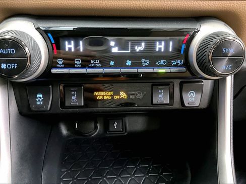 Used 2020 Toyota RAV4 XLE Premium image 36