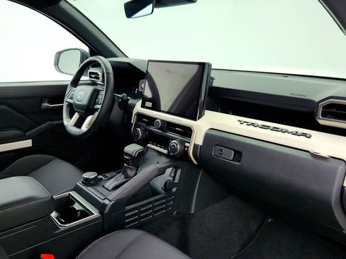 Used 2024 Toyota Tacoma TRD Sport AWD/4WD image 25
