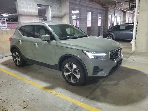 Used 2023 Volvo XC40 B5 Plus w/ Protection Package Premier AWD/4WD image 8