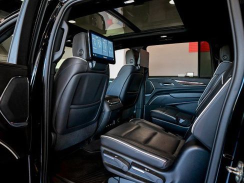 Used 2021 Cadillac Escalade ESV Premium Luxury AWD/4WD image 19