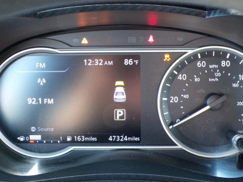 Used 2022 Nissan Versa SV w/ Trunk Package image 17