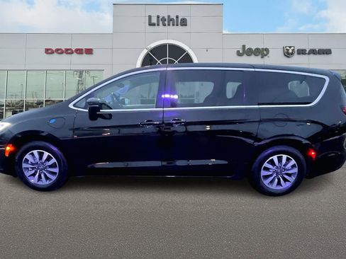 Used 2024 Chrysler Pacifica Select image 3