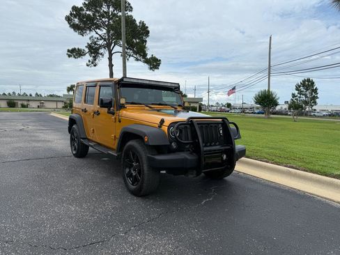 Used 2014 Jeep Wrangler Unlimited Sahara AWD/4WD image 4