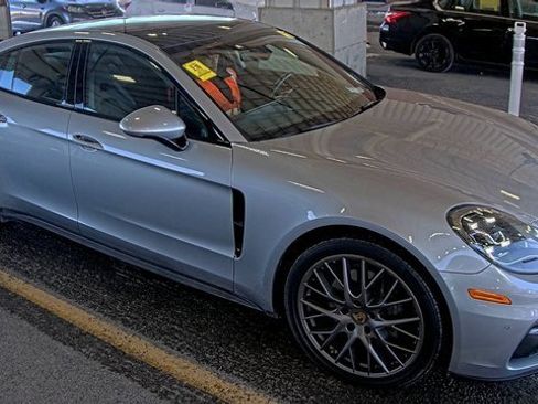 Used 2018 Porsche Panamera 4S image 3