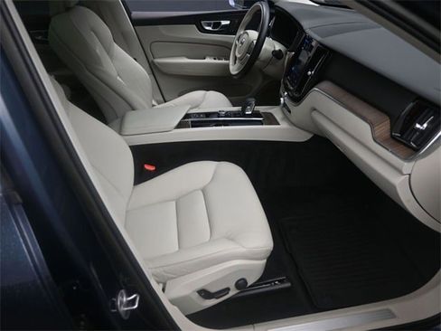 Certified 2022 Volvo XC60 B5 Momentum w/ Climate Package image 30