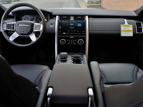 Used 2025 Land Rover Discovery S image 10