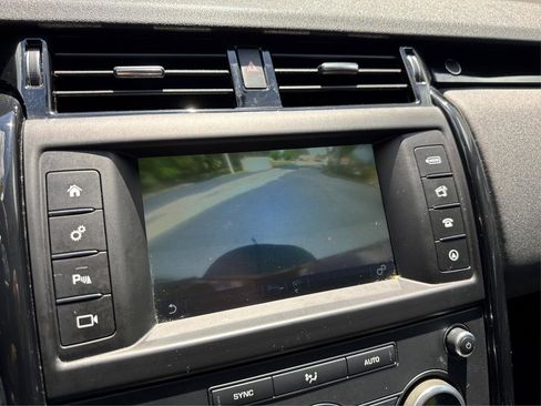 Used 2017 Land Rover Discovery SE image 30